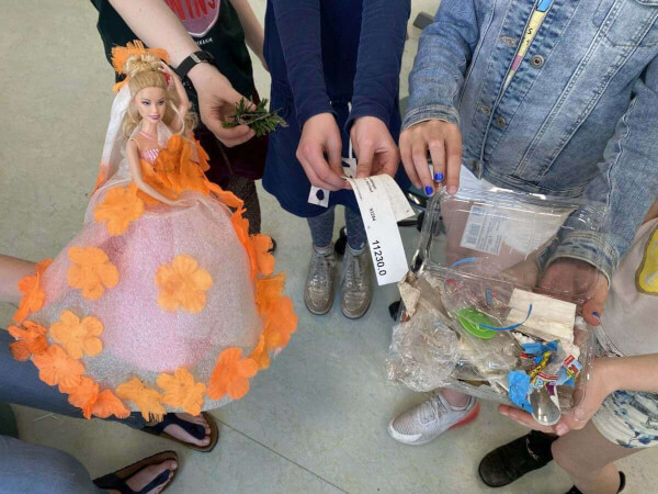 barbie met afval kleding